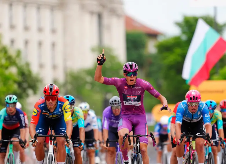 El ciclista francés Paul Magnier se quedó con la tercera etapa del Giro de Italia en Sofía, Bulgaria. Foto: tomada del x de GirodeItalia