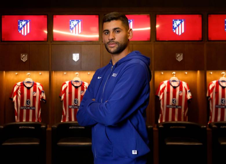 Cuti Romero posando en el vestuario del Atlético de Madrid. FOTO: X Atleti