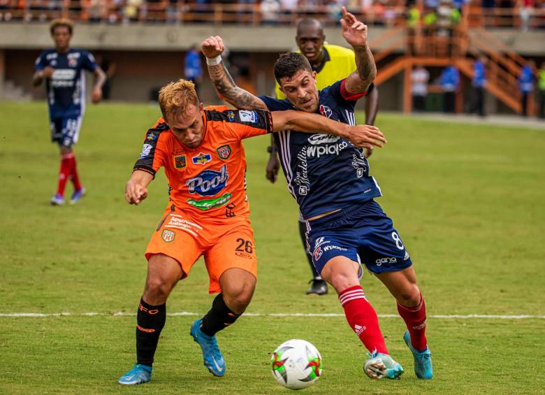 DIM y Envigado volverán a medir fuerzas en el inicio de la segunda vuelta de su cuadrangular. En la imagen, Andrés Jiménez, del naranja, y Adrián Arregui, del equipo rojo. FOTO Carlos Velásquez
