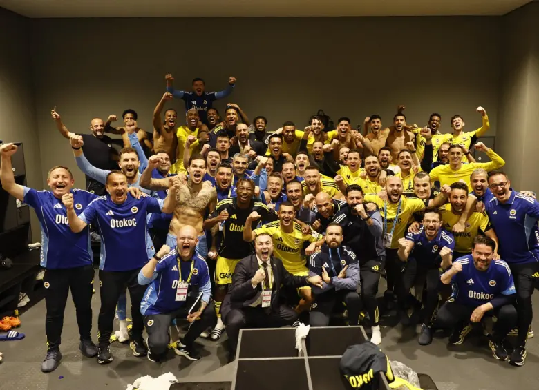 El equipo del Fenerbahce celebrando el triunfo del clásico vs. Beşiktaş en el camerino. FOTO: Tomada de redes sociales @Fenerbahce