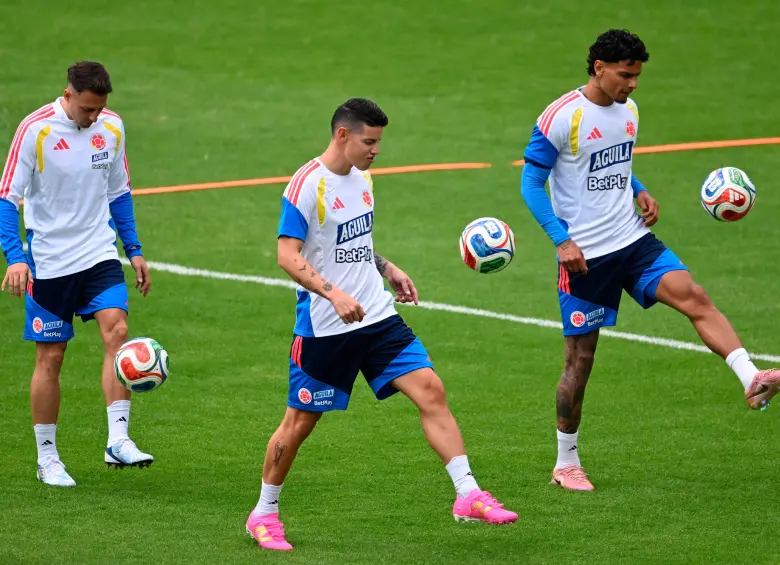 Los futbolistas Santiago Arias, James Rodríguez (centro) y Richard Ríos, entrenaron el martes en el estadio de Techo, en Bogotá, durante la primera jornada oficial de preparación para Norteamérica 2026. FOTO: AFP 