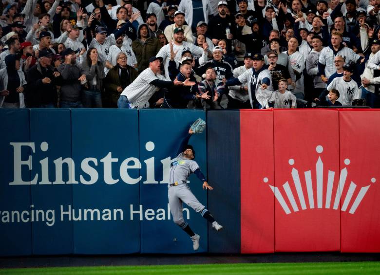 Esta fue la insólita imagen en la que se ve la intervención del aficionado, lo que evitó el jonrón de los Yankees. FOTO getty