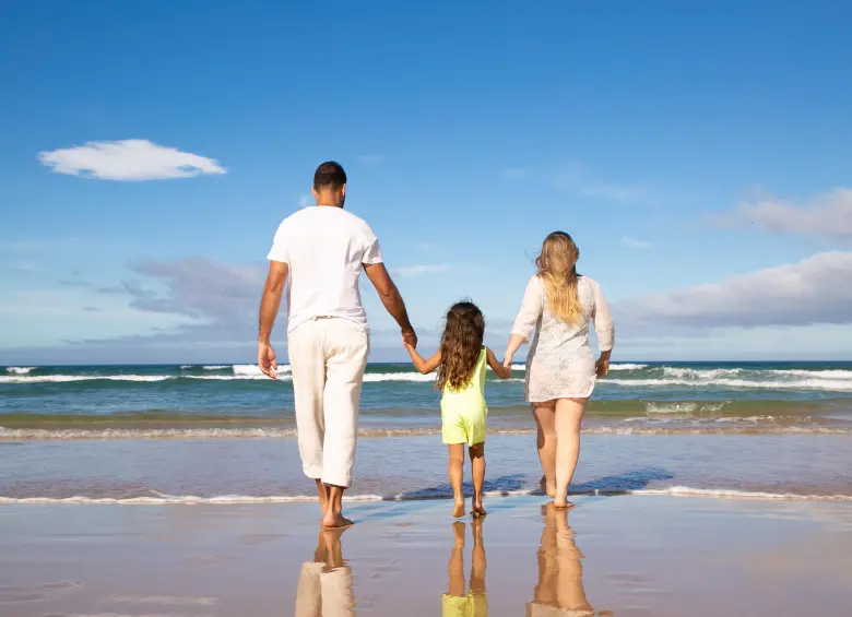 La playa suele ser uno de los destinos escogidos por muchas familias para vacacionar. Cortesía Freepik.