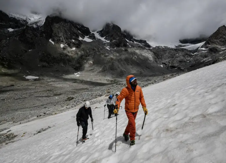 Los aprendices de montañismo practican caminar por empinadas laderas nevadas. FOTO: AFP. 