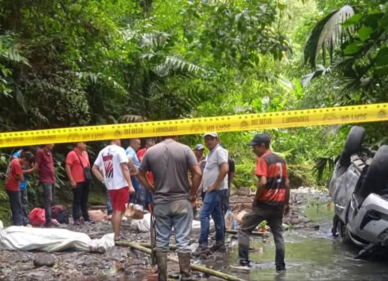 Familiares y habitantes cercanos al lugar del accidente en el lugar donde cayó el carro. FOTO: REDES SOCIALES 