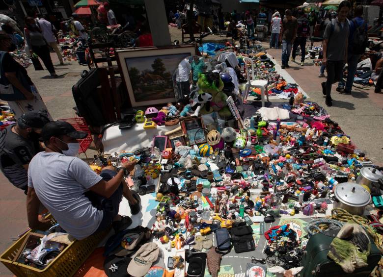 De todo se ofrece hoy en los bajos del metro, donde los venteros aguantan al sol y al agua y esperan el proyecto. FOTOS edwin bustamante