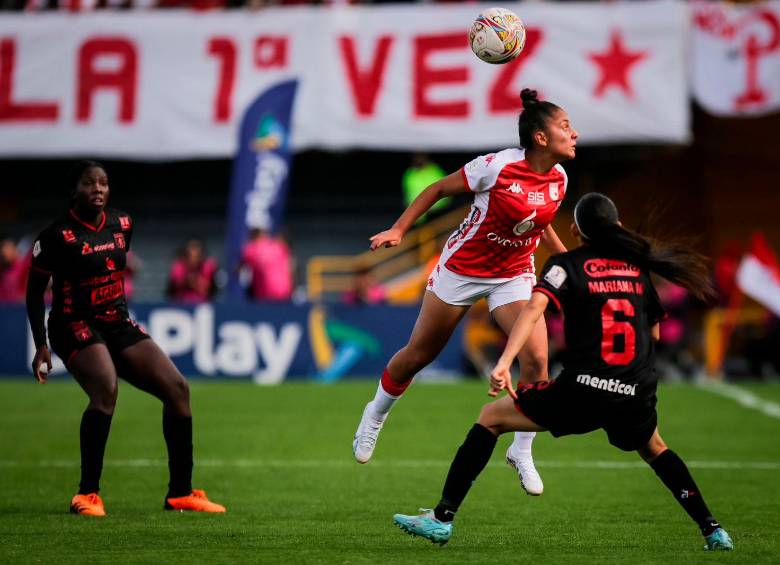 La volante Daniela Garavito, de Santa Fe, es una de las figuras del medio campo del equipo bogotano. FOTO colprensa