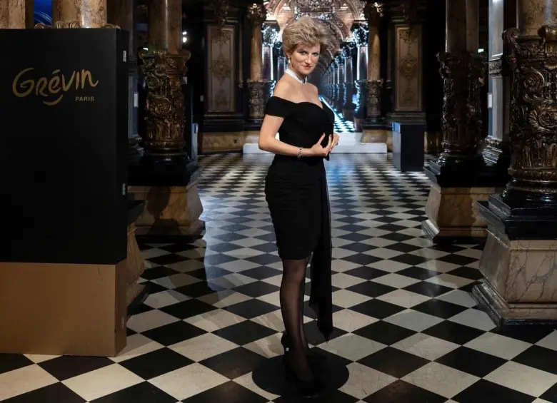 La escultura recrea a Diana con su emblemático vestido negro, accesorios clásicos y bolso en mano, un tributo especialmente simbólico para París, ciudad marcada por su trágica muerte en 1997. FOTO: AFP. 