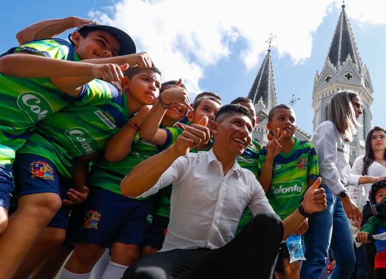 El masivo y cálido recibimiento a Nairo no impidió que quien quisiera sacarse una foto con él lo pudiera hacer. El campeón soltó lágrimas al sentir el cariño de la gente. FOTOS MANUEL SALDARRIAGA