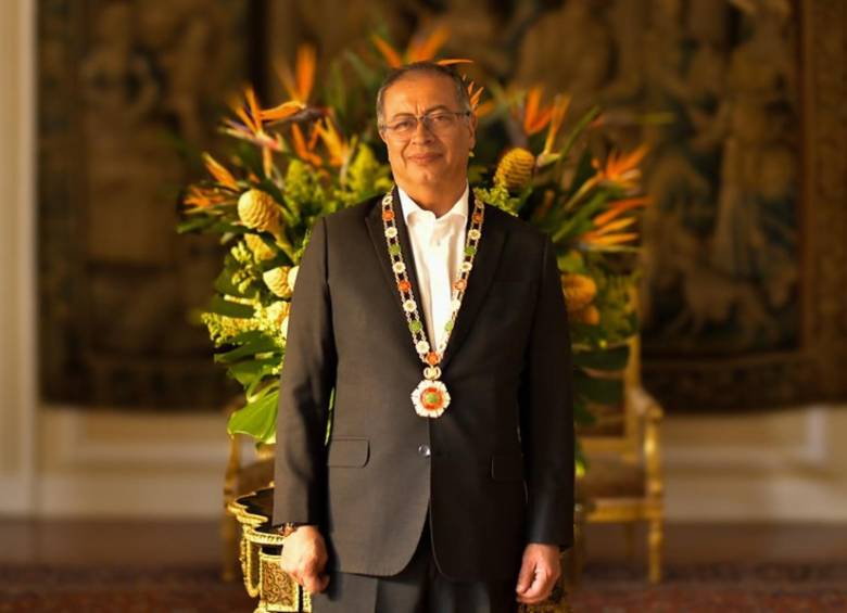 El presidente de Colombia, Gustavo Petro, con el Gran Collar del Estado de Palestina. FOTO: PRESIDENCIA