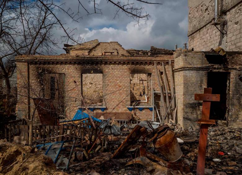 Casa que fue alcanzada por los proyectiles de alto calibre en Irpin, Kiev. FOTO: EFE. 