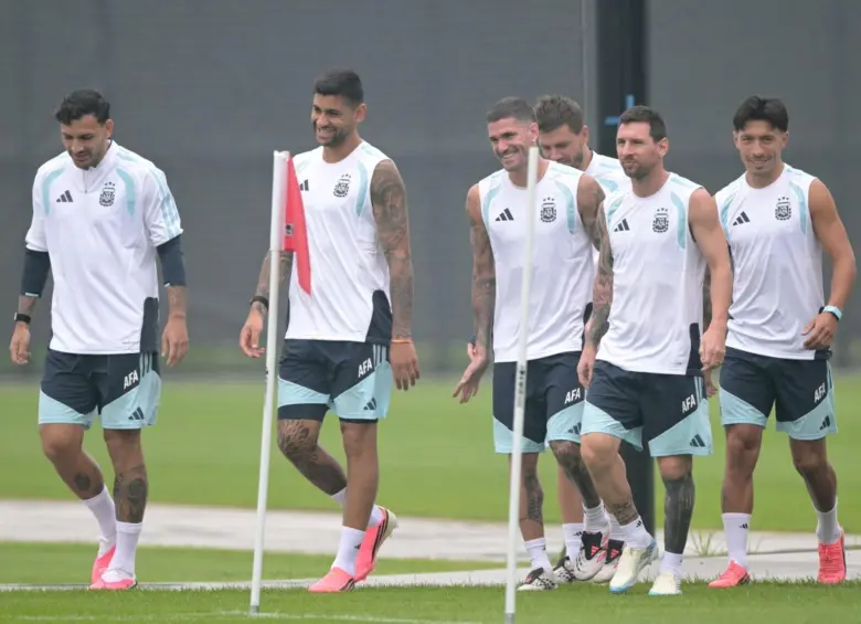 Los jugadores de Argentina retirándose del campo por las condiciones climáticas. Luego entrenaron bajo la lluvia. FOTO: Tomada de redes sociales @Argentina y AFP
