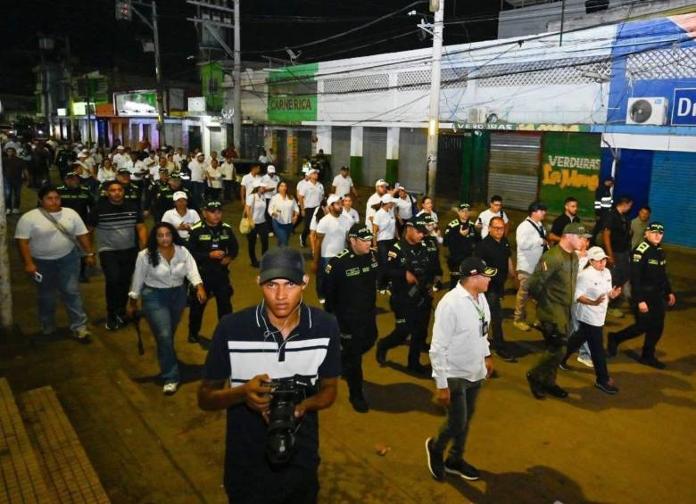 Funcionarios de la Gobernación de Magdalena y la Fuerza Pública acompañan la reapertura del comercio desde la madrugada. Foto: Gobernación del Magdalena.