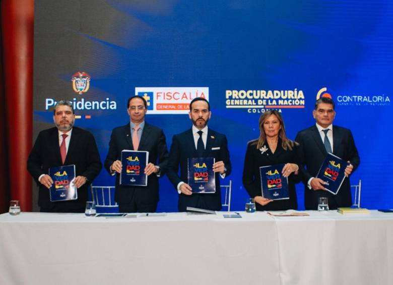 Abelardo de la Espriella entregó informe a la Fiscalía y entidades de control. FOTO: Presidencia