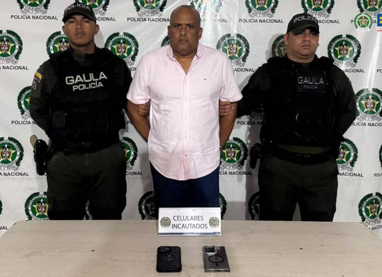 El exgobernador de San Andrés, Everth Hawkins, acompañado por agentes del Gaula de la Policía. Foto: Cortesía Fiscalía.