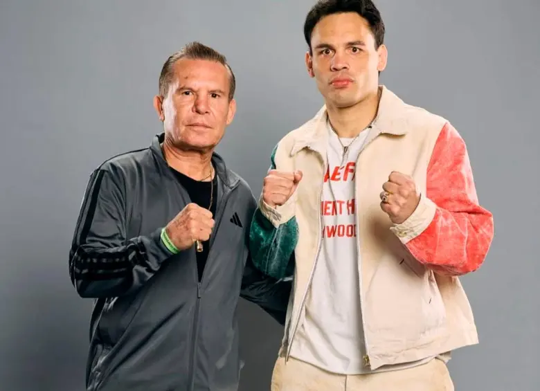 Julio César Chávez, leyenda del boxeo mexicano, y su hijo Julio César Chávez Jr. (derecha en la foto), quien fue deportado este martes a México tras ser capturado el pasado 2 de julio en medio de una redada del ICE en Estados Unidos. FOTO: Tomada de Instagram @jcchavezjr
