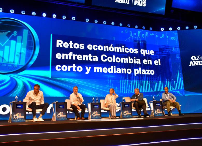 Juan José Echavarría, Mauricio Cárdenas y Juan Camilo Restrepo coincidieron en la urgencia de ajustar las finanzas públicas y recuperar la inversión para impulsar la economía colombiana. FOTO tomada de X
