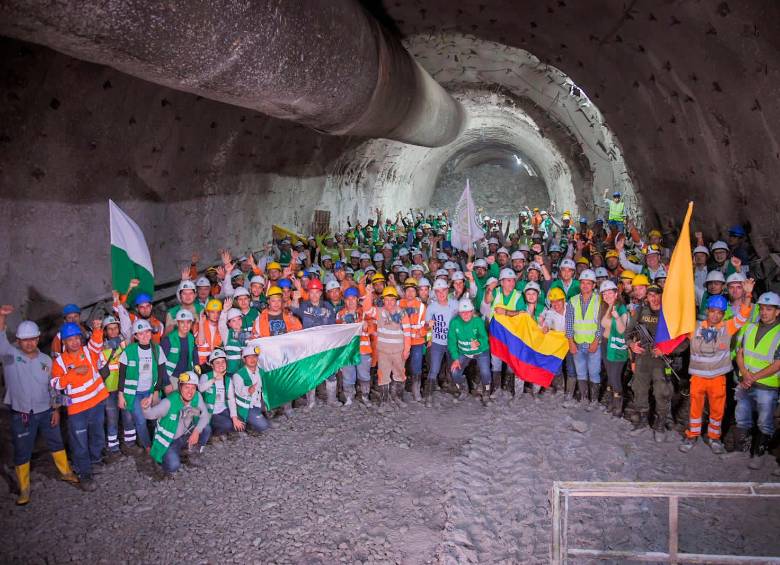 El logro de al fin ver excavado el túnel completo, como una gran arteria que cruzará toda la cordillera, se celebró el 6 de octubre en la mitad de la montaña. FOTO CORTESÍA