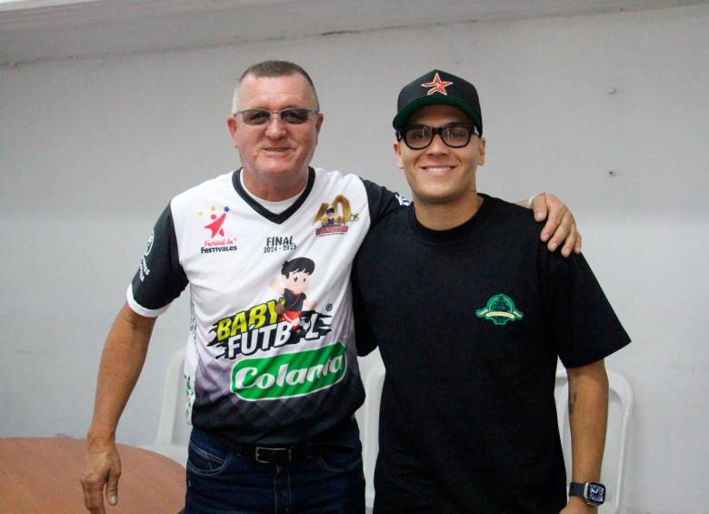 Jorge Betancur junto a Juan Fernando Quintero, su pupilo en la edición 2006 del Babyfútbol. FOTO: Cortesía Corporación Los Paisitas