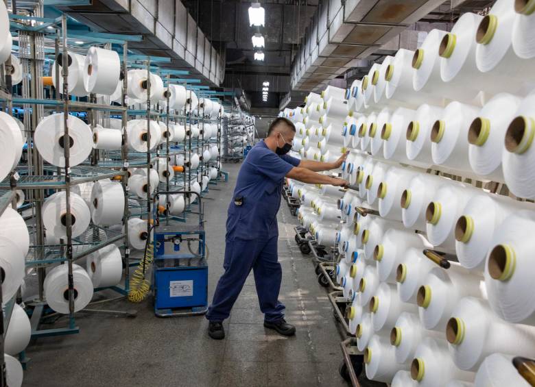 La confianza de los comerciantes en la economía subió, mientras la de los industriales bajó, durante abril de 2024, según Fedesarrollo. FOTO EL COLOMBIANO