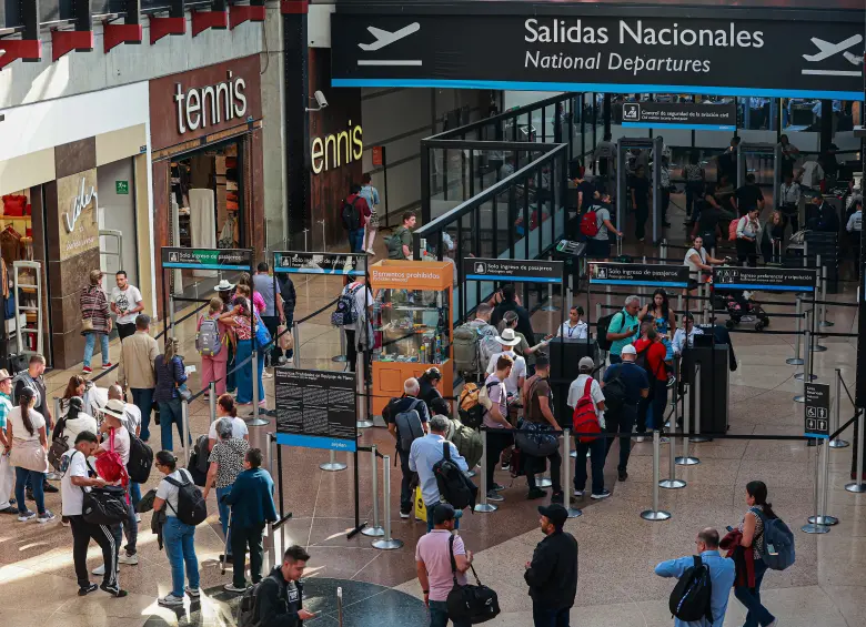 El aumento en la demanda de vuelos domésticos y la recuperación de rutas internacionales impulsaron el tráfico aéreo en Colombia al inicio de 2026. FOTO Manuel Saldarriaga