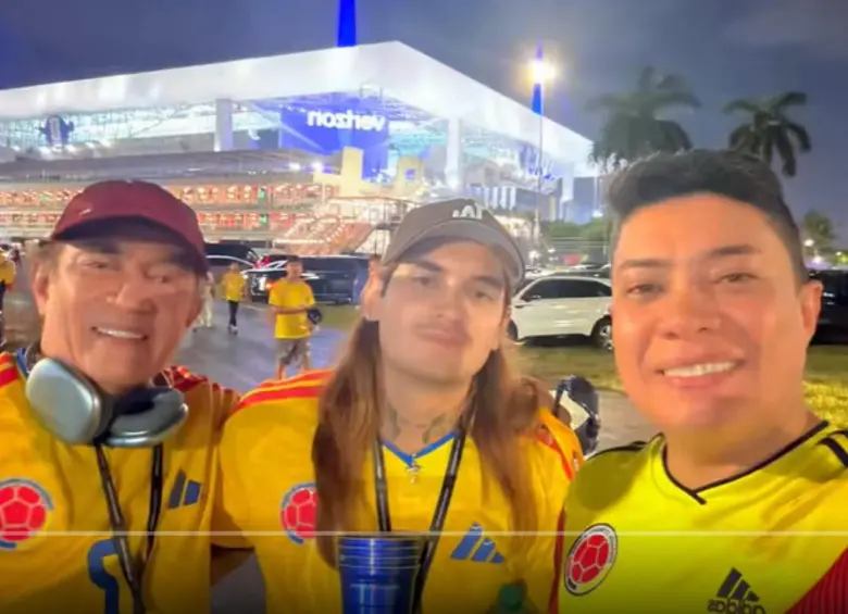 Gustavo Bolívar y sus hijos en un partido de Colombia en el Mundial. FOTO: Captura de video de redes sociales @GustavoBolivar