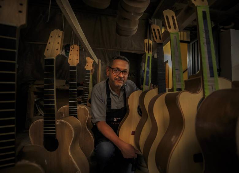 El señor Luis Adolfo junto algunas de las guitarras que se producen en Ensueño. Foto: Andrés Camilo Suárez Echeverry.