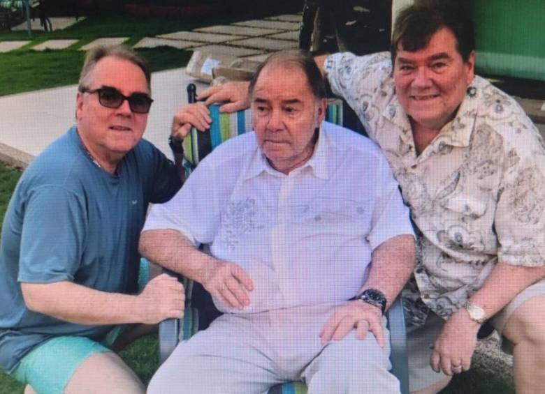 Hans Peter Bellingrodt y sus hermanos compartiendo en su casa en Barranquilla. FOTO: TWITTER @reporterillo