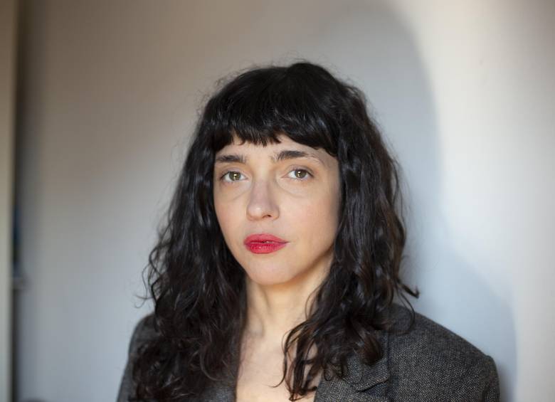 Mercedes Halfon nació en Buenos Aires, Argentina, en 1980, su libro más reciente es Extranjero en todas partes: Los días argentinos de Witold Gombrowicz (Anagrama, 2025).