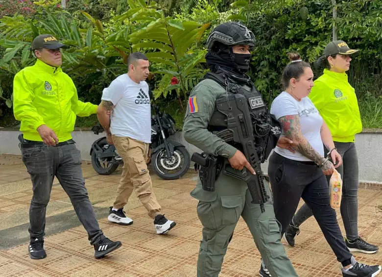Momento de la captura de Kirly Dayanna Solano Hernández, conocida con el alias La Burra. FOTO: POLICÍA METROPOLITANA DE BUCARAMANGA