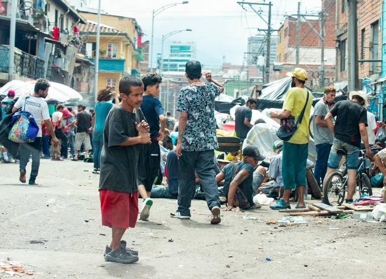 Desde 2018, la carrera Cúcuta, en el tramo comprendido entre la Avenida De Greiff y la calle La Paz, se ha convertido en uno de los principales asentamientos de habitantes de calle en Medellín. FOTO JAIME PÉREZ MUNÉVAR