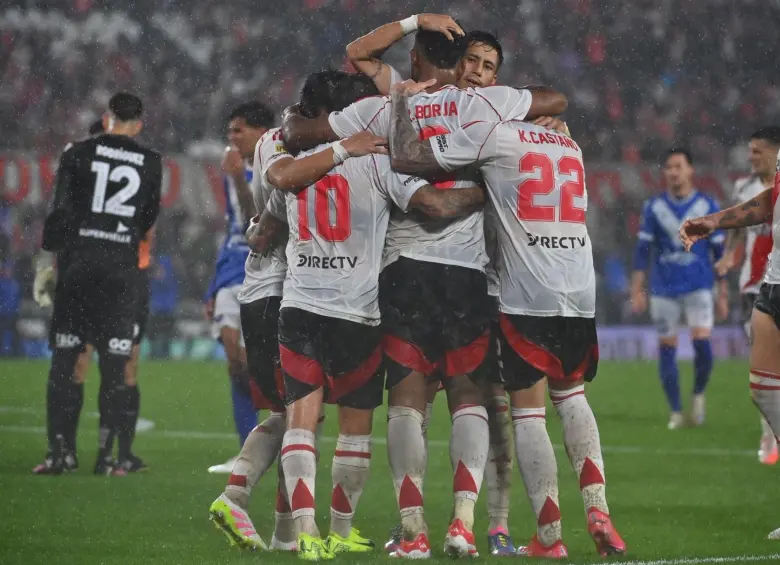 Borja y sus compañeros contra Vélez Sarsfield. FOTO: REDES SOCIALES RIVER PLATE