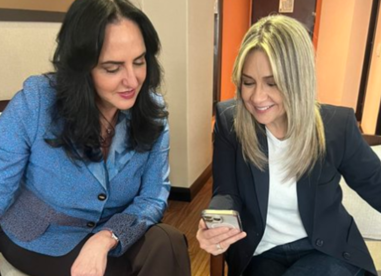 Una reunión entre las precandidatas presidenciales Vicky Dávila y María Fernanda Cabal levantó sospechas sobre una eventual alianza en la derecha colombiana. FOTO: Tomada de X @VickyDavilaH