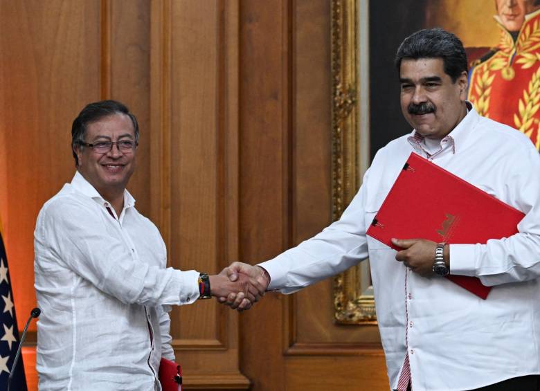 Los presidentes de Colombia, Gustavo Petro, y Venezuela, Nicolás Maduro, se reunieron en Caracas el pasado martes. Allí, Petro instó a Venezuela a realizar elecciones con garantías claras. FOTO AFP