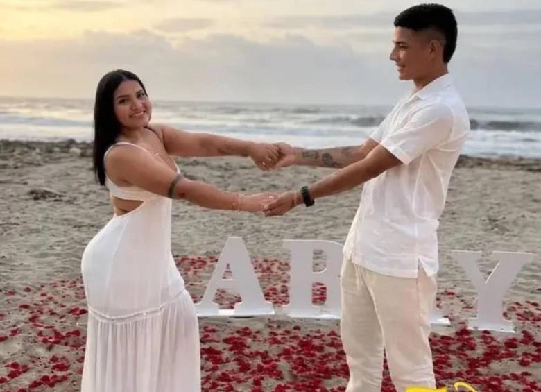 Un vestido blanco, los ojos vendados, antorchas encendidas y un camino de pétalos de rosa en una playa del Caribe colombiano. FOTO: Tomada de redes sociales de Naín Andrés Pérez