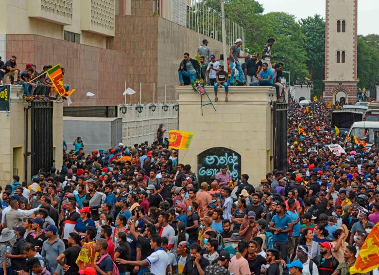 Los manifestantes invadieron el palacio de gobierno este sábado. FOTO AFP