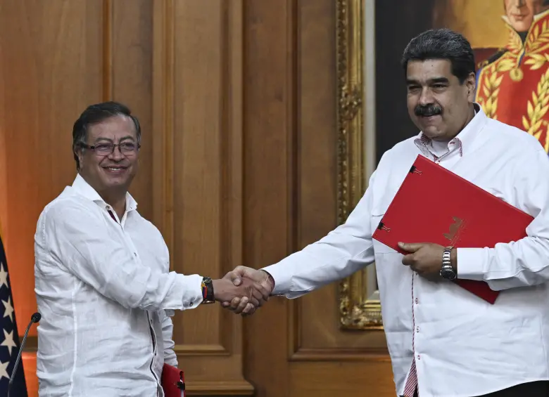 Gustavo Petro y Nicolás Maduro en el palacio de Miraflores, en Venezuela, en noviembre de 2022. (Photo by Federico Parra / AFP)