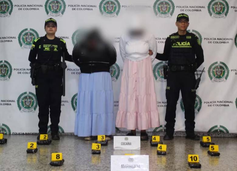 Estas mujeres tenían los paquetes pegados debajo de la ropa. FOTO: Policía Metropolitana de Bogotá