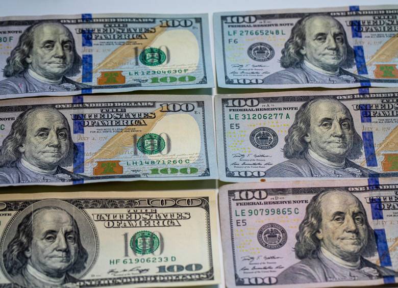 Durante la jornada se mostraron mínimos de $3.985 y máximos de $4.017,77 en la negociación del dólar en Colombia. FOTO CARLOS VELÁSQUEZ