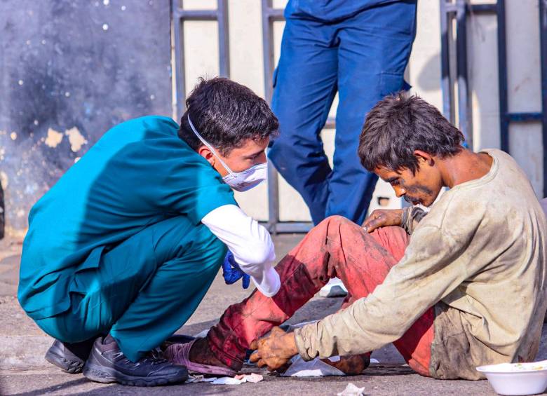 Uno de los voluntarios se acerca a uno de los habitantes de calle. FOTO: Cortesía.