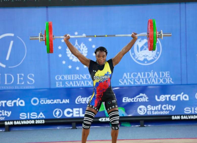 La vallecaucana Yenny Álvarez sumó dos medallas de oro para el país en las pruebas de arranque y total. Las pesas le han dado a Colombia nueve preseas doradas en las justas. FOTO cortesía coc