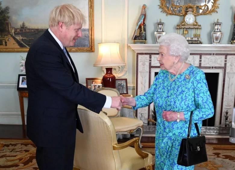 Uno de tantos encuentros entre el exprimer ministro Boris Johnson y la reina Isabel II, ya que trabajaron juntos entre 2019 y 2022. FOTO: GETTY