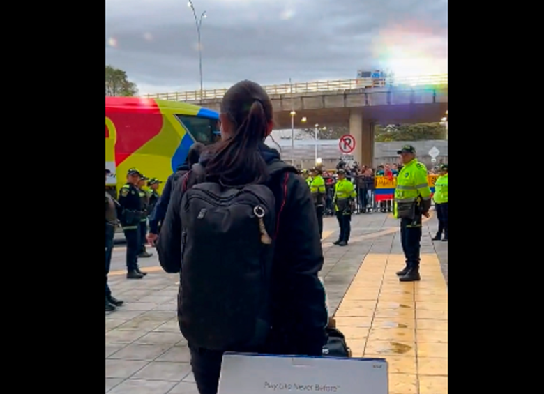 Decenas de colombianos recibieron al plantel de la Selección Colombia femenina. FOTO CAPTURA DE PANTALLA FCF