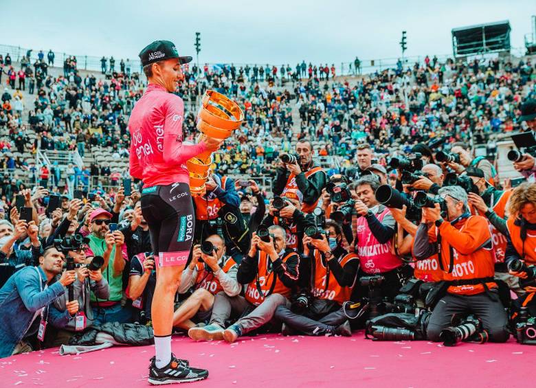 El australiano Jai Hindley besando el trofeo que lo distingue como el campeón del Giro de Italia 2022. FOTO efe