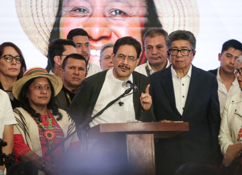 El candidato Iván Cepeda y su equipo de campaña. Foto: Colprensa