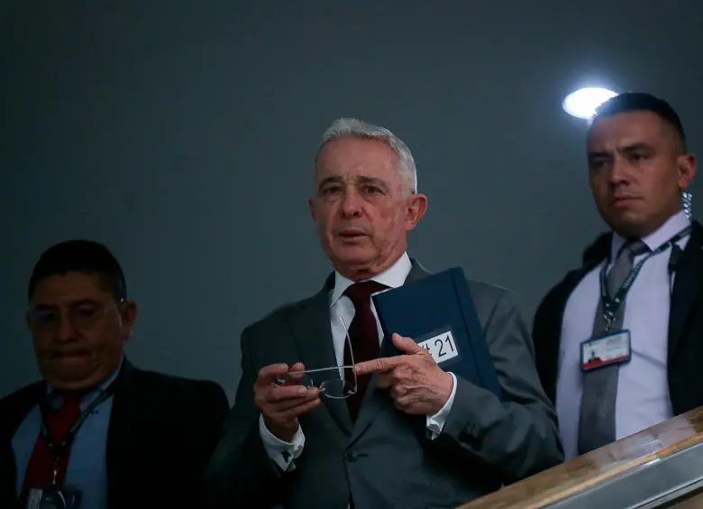 El expresidente Álvaro Uribe está siendo juzgado por su aparente responsabilidad en los delitos de fraude procesal y soborno a testigos. La Justicia tiene hasta octubre próximo para emitir un fallo. FOTO COLPRENSA