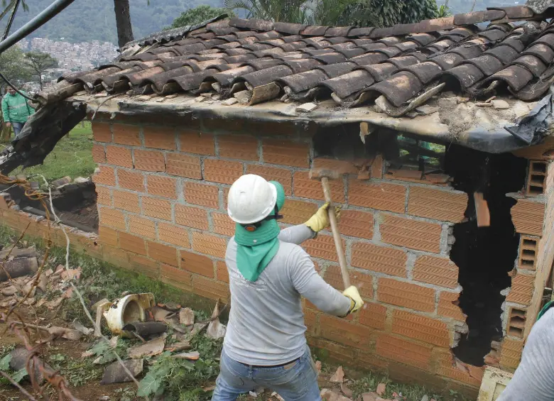 Estas edificaciones estaban hechas con materiales como madera, plástico tipo polisombra, láminas de zinc y cemento. FOTO: ALCALDÍA DE MEDELLÍN