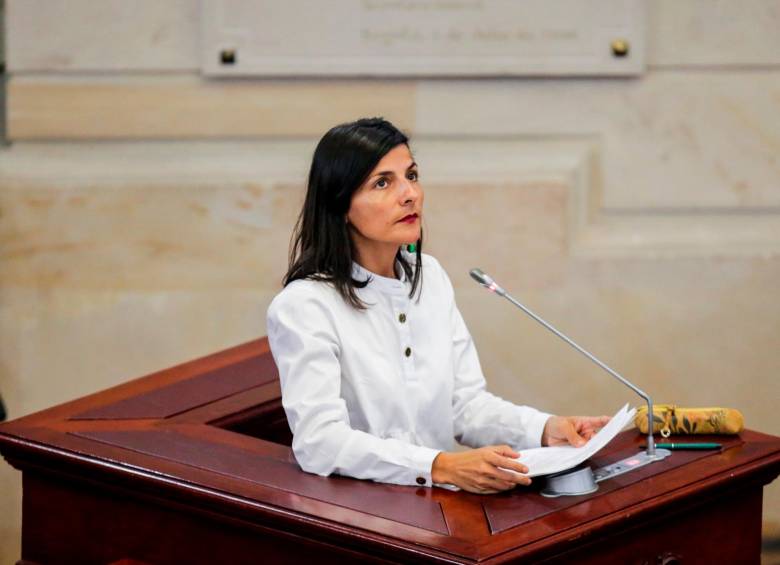Los representantes citantes consideran que la ministra Vélez causó pánico económico con su declaraciones. FOTO: COLPRENSA 
