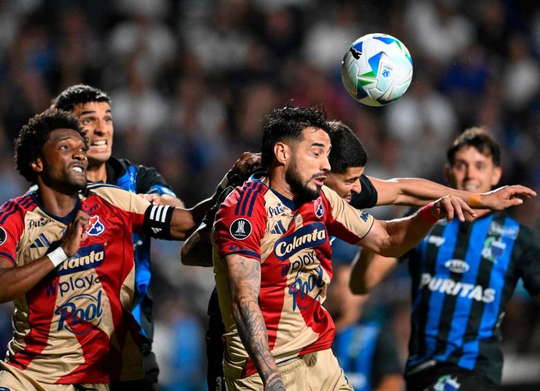 El delantero argentino Francisco Fydriszewski y Didier Moreno inicialistas del cuadro rojo de Antioquia. Foto: AFP