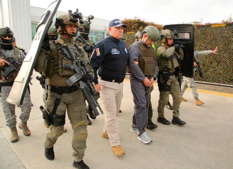 Dairo Antonio Úsuga alias "Otoniel" durante su proceso de extradición desde Bogotá a Estados Unidos. FOTO: EFE